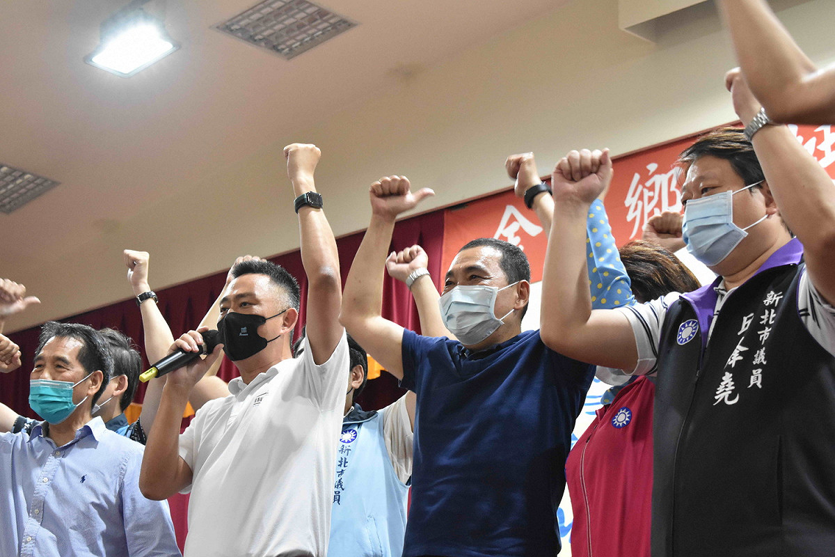 新北市長侯友宜與金門縣長楊鎮浯(持麥克風者)。 圖：侯友宜競選總部/提供