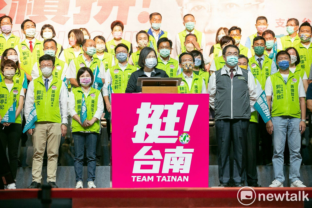總統蔡英文出席「挺台南！繼續拚！黃偉哲百工百業後援會」成立大會，蔡英文致詞時拜託台南市民繼續支持黃偉哲，這次選舉不只市長要贏得漂亮，議員也一定要拚過半，讓黃偉哲拚建設更加有力。 圖：黃偉哲競選總部提供
