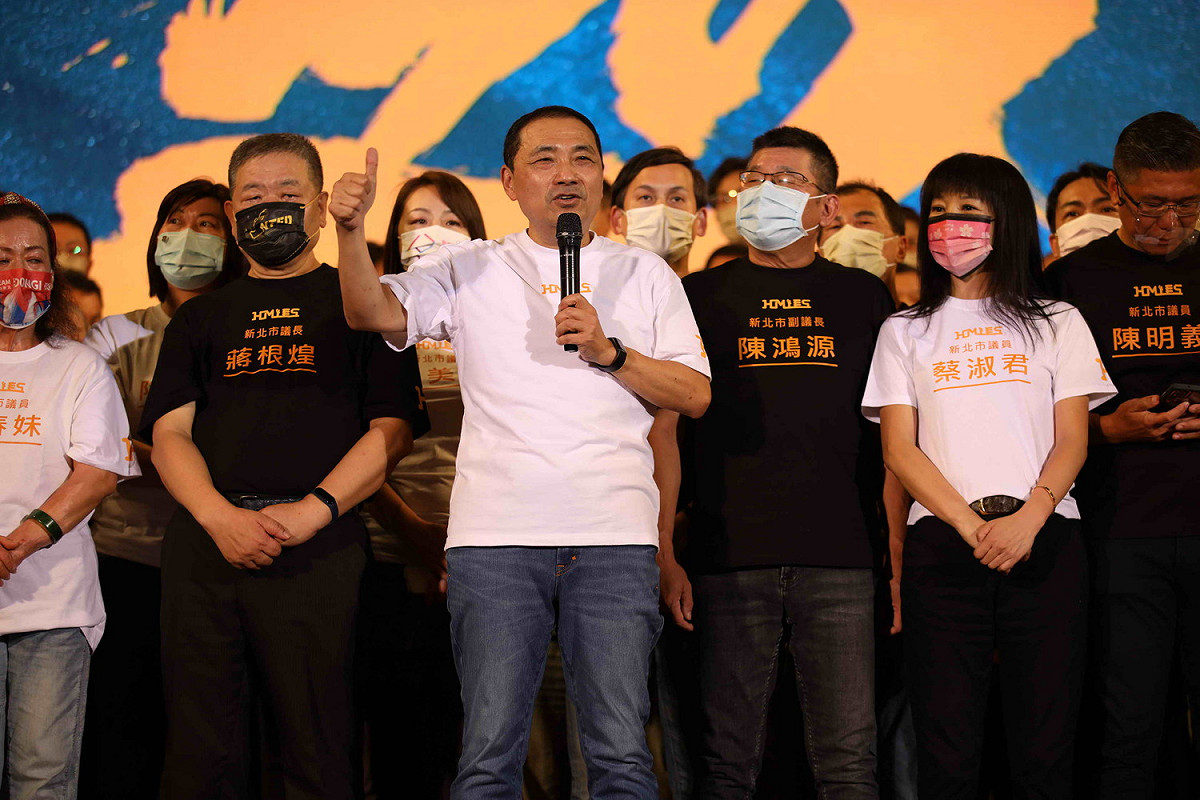 新北市長侯友宜今晚在三重向日葵廣場舉辦第一場選舉造勢活動，議長蔣根煌、副議長陳鴻源及市議員蔡淑君等國民黨黨市議員參選人熱情參與。 圖：侯友宜競辦提供