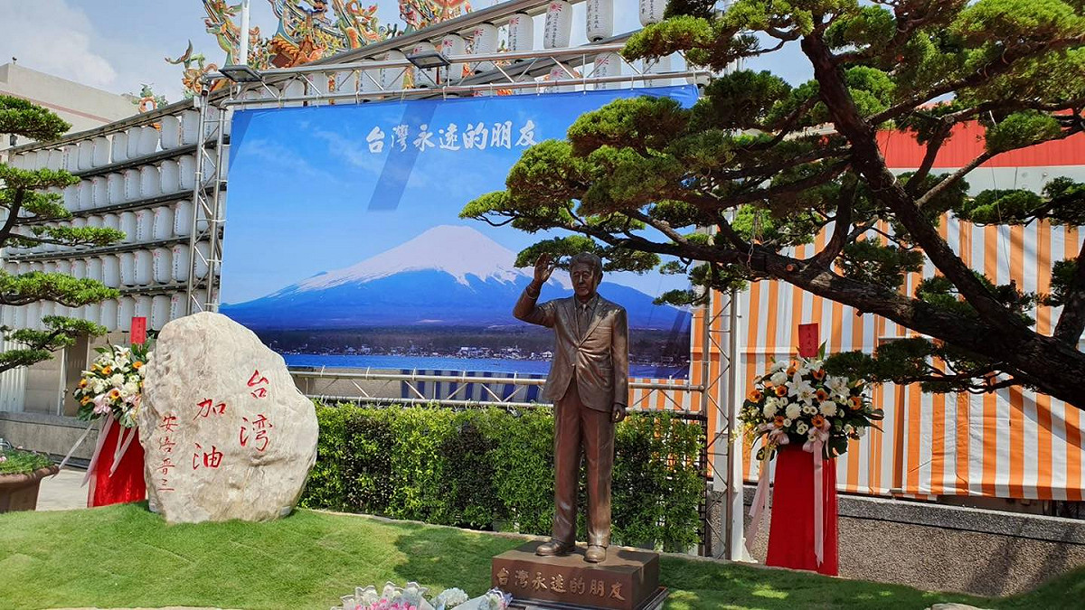 高雄紅毛港的保安堂，今天舉行了日本前首相安倍晉三紀念銅像的揭幕式。產經新聞上也刊登了有關銅像的報導。 圖：翻攝自矢板明夫俱樂部臉書