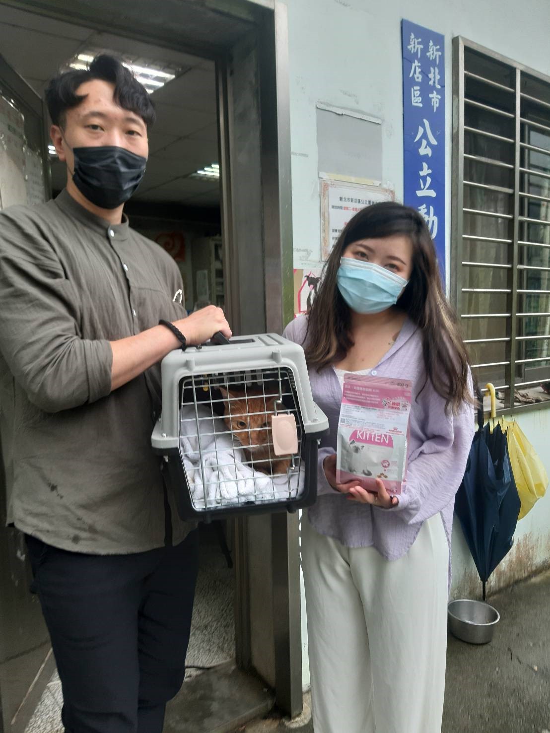 吳小姐生日當天喜見豆皮，歡喜認養回家。 圖：新北市動保處提供