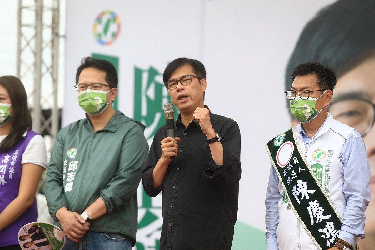 陳其邁(右二)表示一定要讓陳慶鴻當選。 圖：陳慶鴻提供