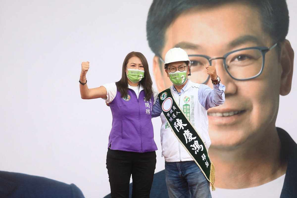 高閔琳(左)將工程帽交給陳慶鴻。 圖：陳慶鴻提供