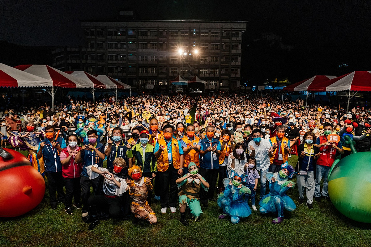 睽違6年，紙風車劇團24日晚間重回新北市鶯歌區演出，帶來親子劇碼「蕃薯森林奇遇記」，劇團成員並與現場來賓、觀眾一同開心合影留念。 圖：取自卓冠廷臉書