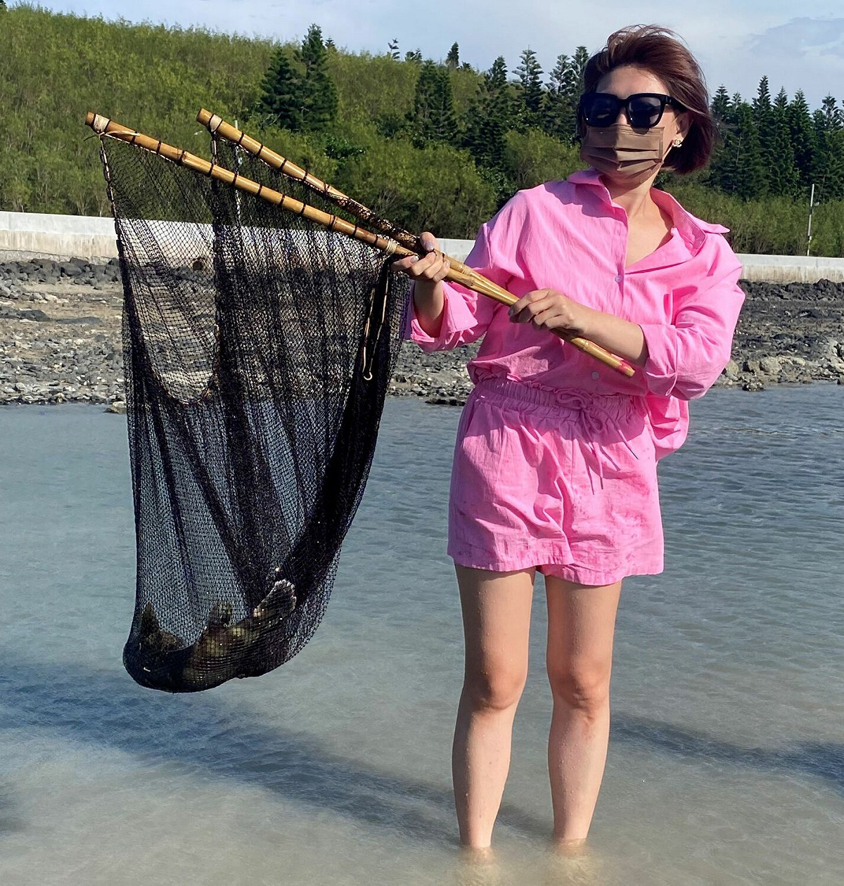 體驗澎湖漁民早期的捕魚方式抱墩。 圖：澎湖國家風景區管理處提供