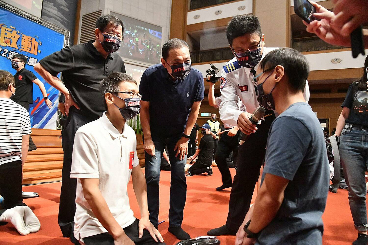 侯友宜出席「新北市千人CPR決賽暨救護義消22週年慶」，肯定新北市在CPR的推動上非常順利且成功。 圖：新北市新聞局提供