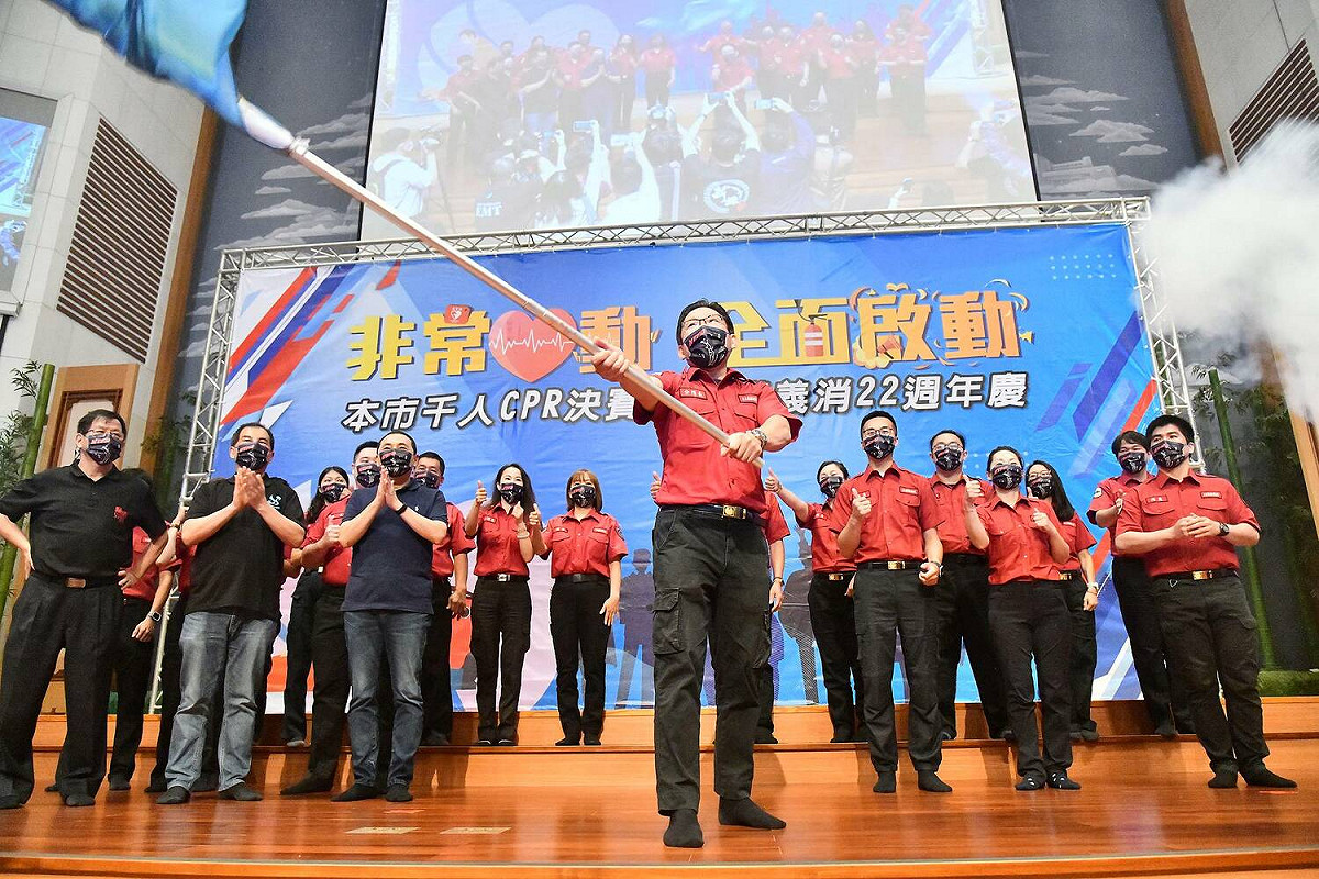 侯友宜出席「新北市千人CPR決賽暨救護義消22週年慶」，為林口救護義消分隊成軍授旗，並頒發消防局醫療指導醫師感謝狀。 圖：新北市新聞局提供