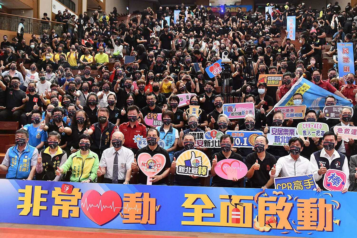 侯友宜出席「新北市千人CPR決賽暨救護義消22週年慶」，感謝消防弟兄及義消救護大隊夥伴們共同守護新北市民的安全。 圖：新北市新聞局提供