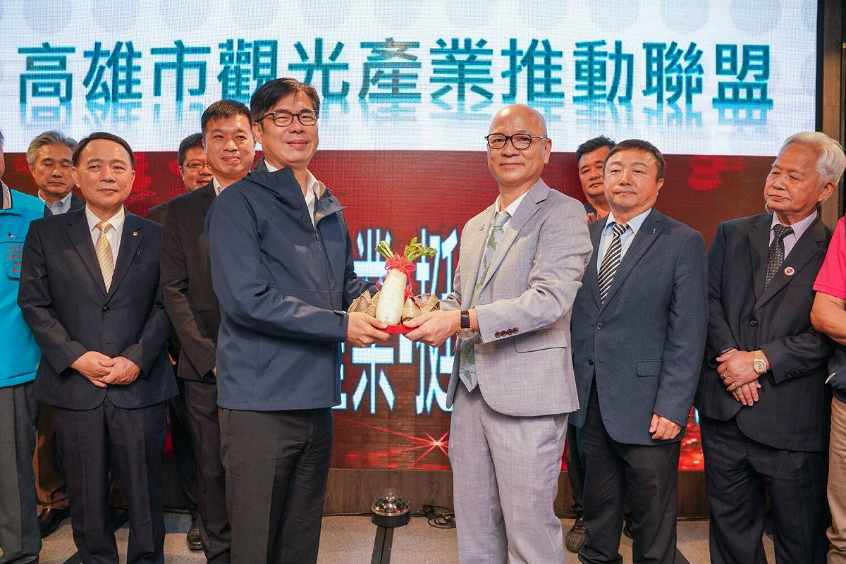 總會長劉坤福(右三)送陳其邁象徵好彩頭的菜頭。 圖：民售黨高雄市黨部提供