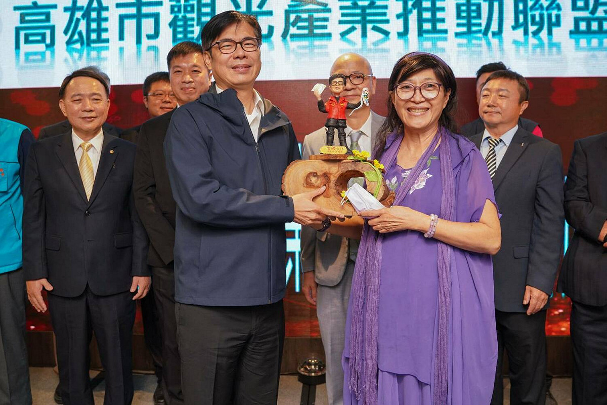 後援會送陳其邁人偶感謝他支持高雄觀光。 圖：民售黨高雄市黨部提供