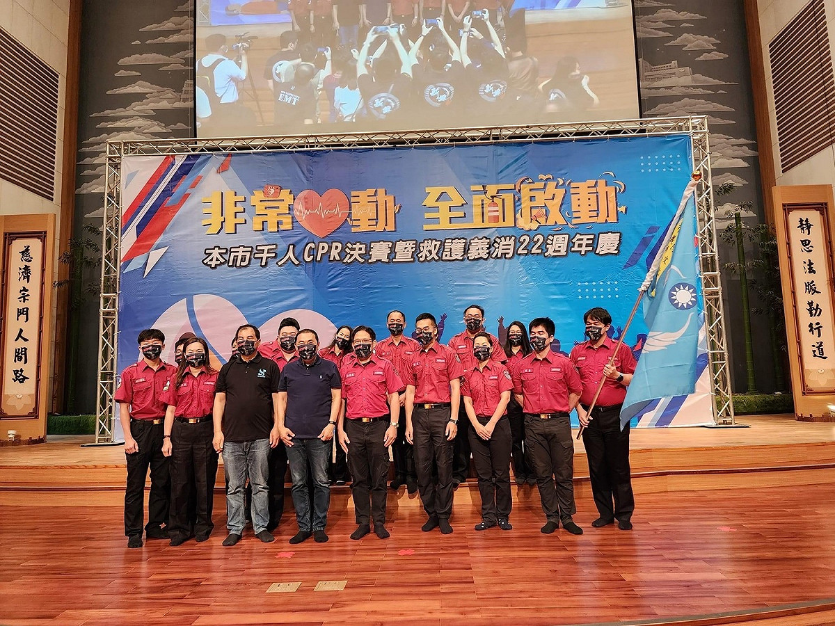 擔任新北市消防局救護義消大隊長的新北市議員周勝考陪同市長侯友宜公開表揚救護義消績優人員。 圖：周勝考提供