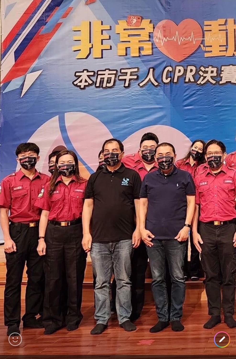 擔任新北市消防局救護義消大隊長的新北市議員周勝考陪同市長侯友宜公開表揚救護義消績優人員。 圖：周勝考提供