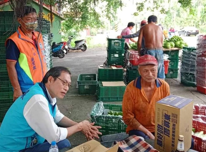 蘇清泉下鄉實地關心蕉農。 圖：翻攝臉書粉專