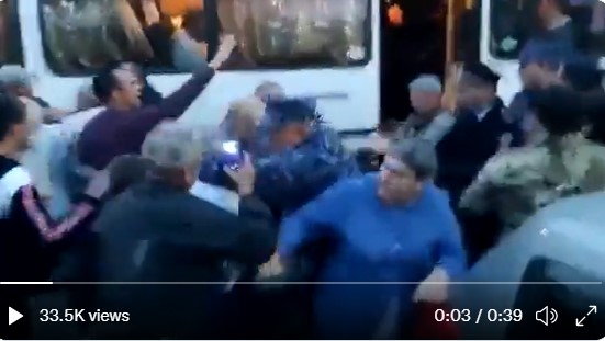 俄羅斯一群「被動員」公民與警方發生衝突。 圖：翻攝自Anton Gerashchenko推特