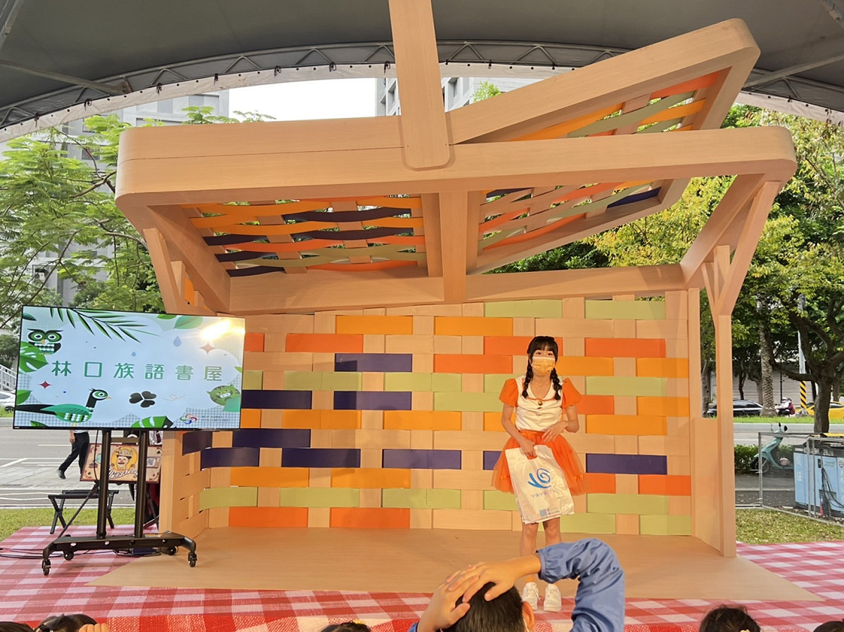 YOYO家族橘子姐姐帶著小朋友一起歡樂唱跳。 圖：新北市政府原住民族行政局提供