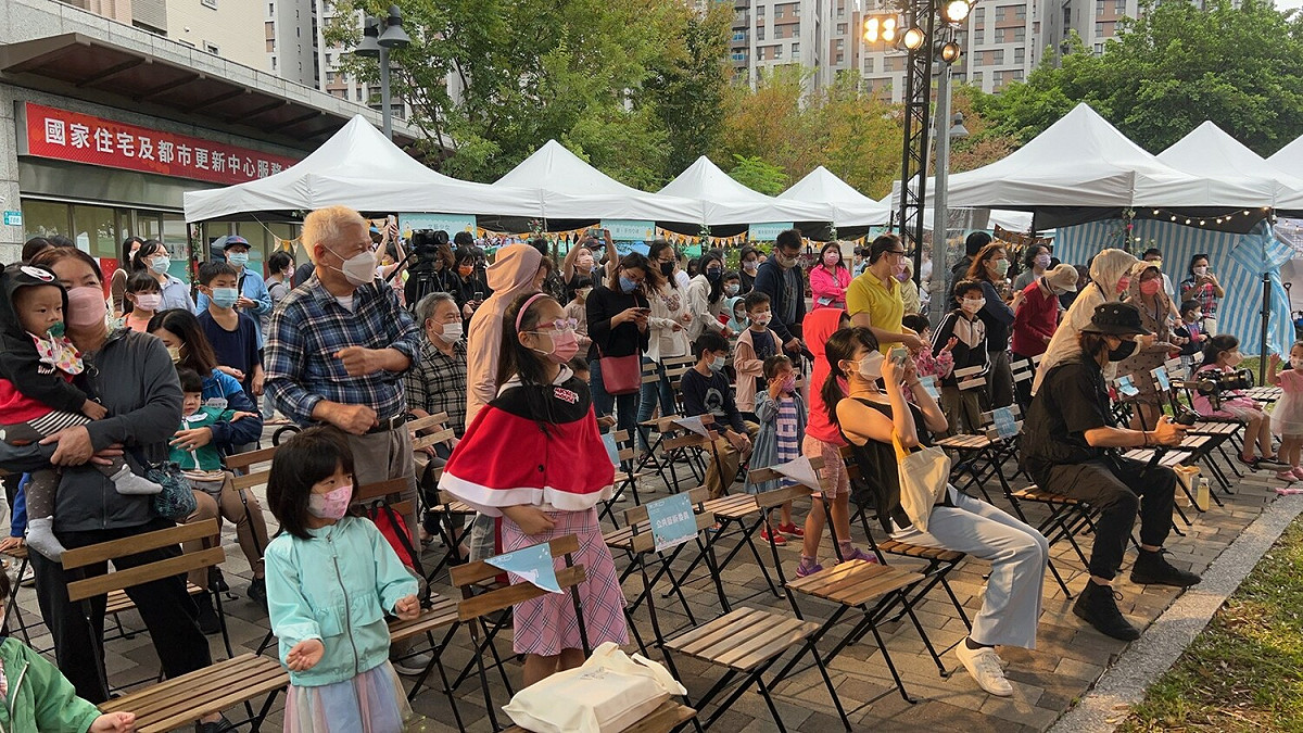 現場大小朋友跟著老師一起動一動。 圖：新北市政府原住民族行政局提供