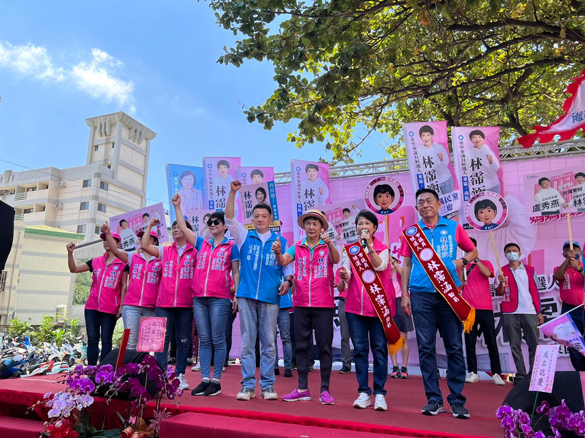 林霈涵全家人上台向鄉親致謝。 唐復年/攝