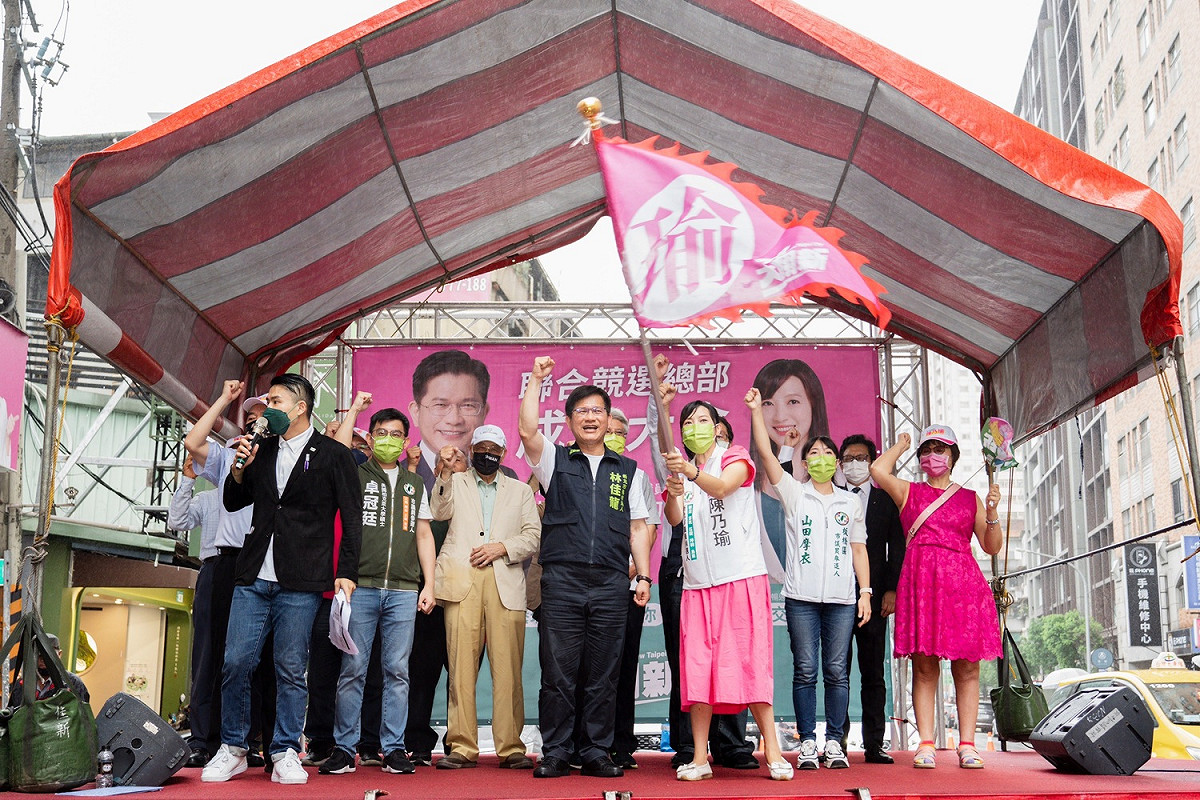 林佳龍為陳乃瑜授戰旗。 圖：林佳龍競總提供