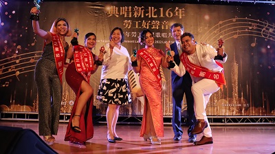「移工組」前4名都是菲律賓籍，開心與長官合影。 圖：新北市勞工局提供