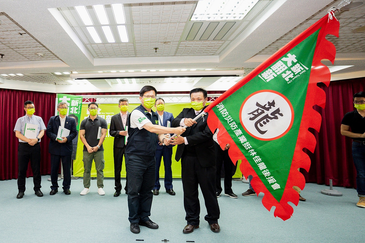 林佳龍今天下午出席「新北市消防災防產業支持林佳龍後援會成立大會」，並授予戰旗。 圖：林佳龍競選辦公室提供