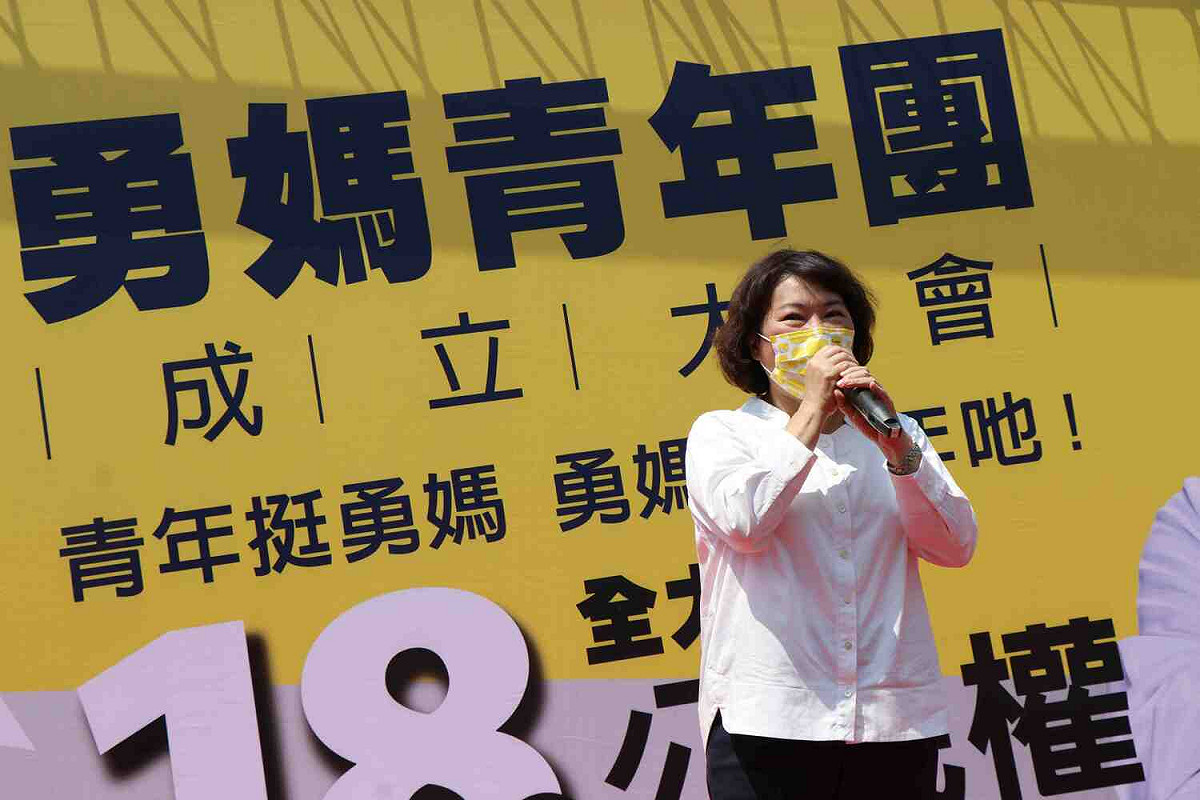 「勇媽青年團」今天成軍，黃敏惠力挺18歲公民權入憲。 圖：黃敏惠競選總部/提供