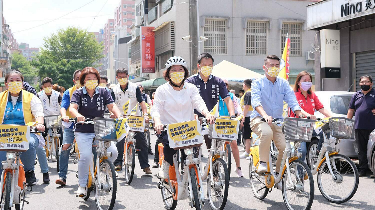 「勇媽青年團」今天成軍，黃敏惠帶領青年騎微笑單車繞行市區。 圖：黃敏惠競選總部/提供