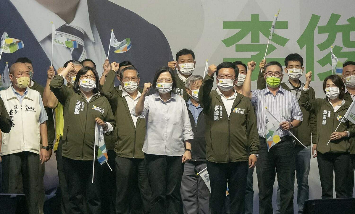 嘉義市長候選人李俊俋聯合競選總部成立，蔡英文總統為李俊俋及市議員候選人站台。 圖：李俊俋競選總部/提供