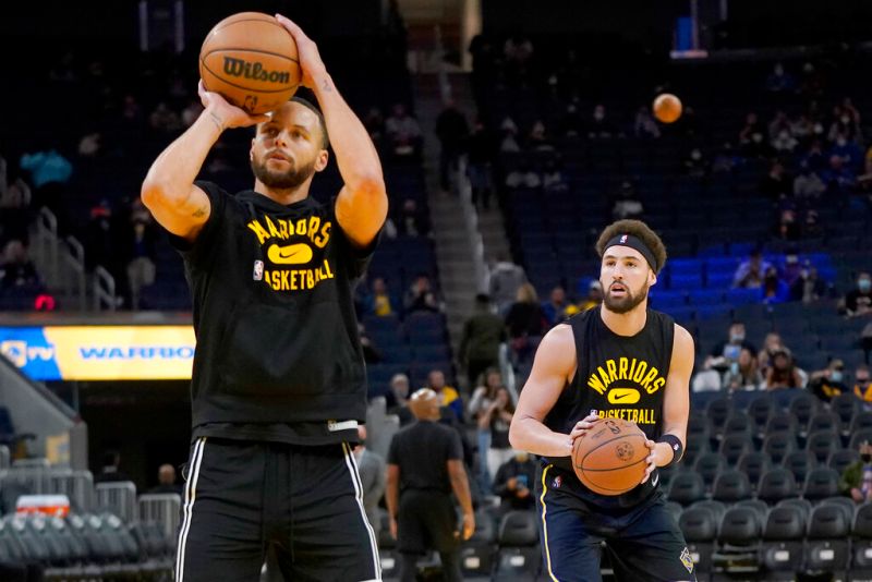 Stephen Curry練習投籃，Klay Thompson在其後。 圖／美聯社／達志影像