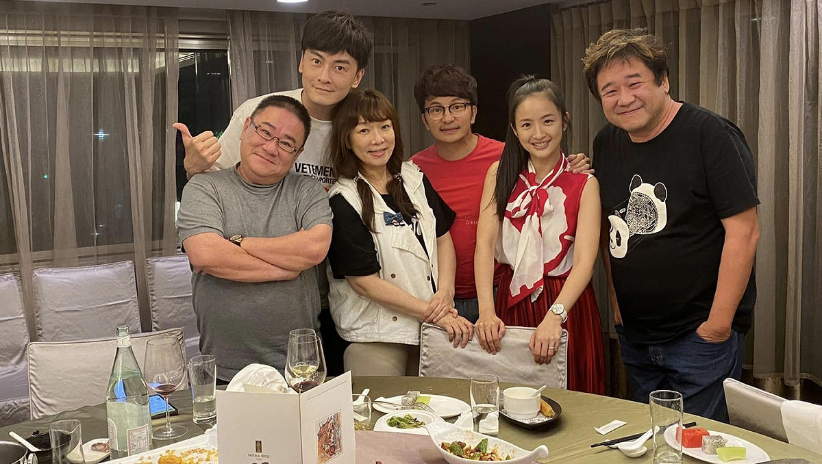 瞿友寧PO出《惡作劇之吻》中「湘琴」林依晨(右2)、「直樹」鄭元暢(左2)一家人再度團聚的合照。 圖：翻攝自瞿友寧臉書