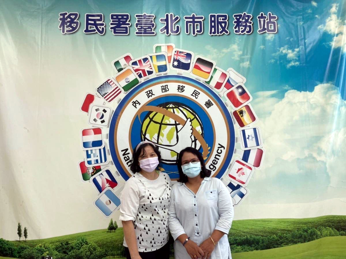 泰國新住民陳瑪莉(右)與印尼新住民邱喜春(左)在台一圓教師夢。 圖：移民署提供