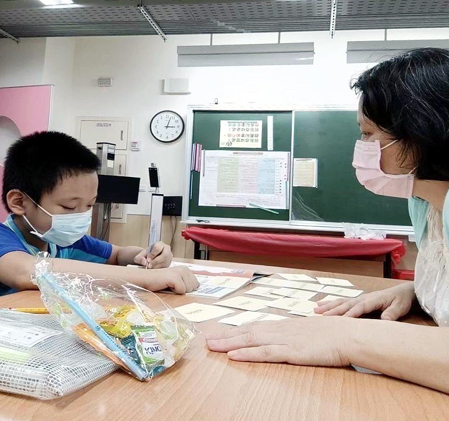 邱喜春用愛鼓勵小朋友學印尼語。 圖：移民署提供