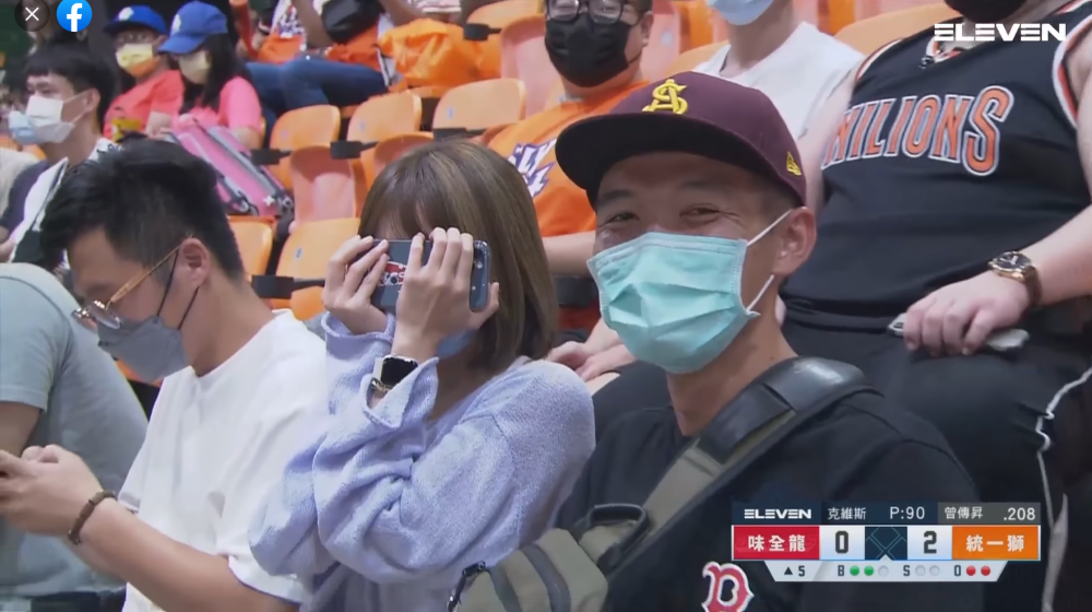 台南Josh和梔梔一起看棒球。 圖：翻攝自臉書/Eleven Sports