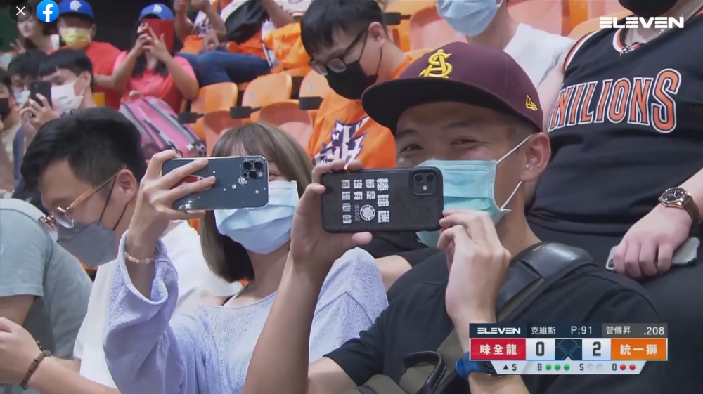 台南Josh和梔梔尷尬到拿手機反拍攝影機。 圖：翻攝自臉書/Eleven Sports