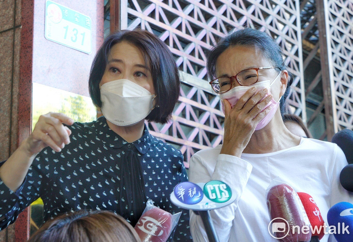 國民黨議員王鴻薇陪同張淑娟控告周玉蔻。 圖：張良一攝