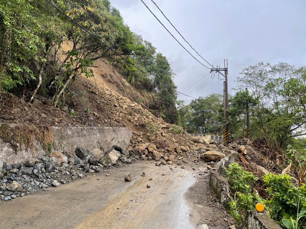 大雨+地震造成土石鬆軟，赤科山產業道路多處路段邊坡又坍方。 圖：玉里鎮公所/提供
