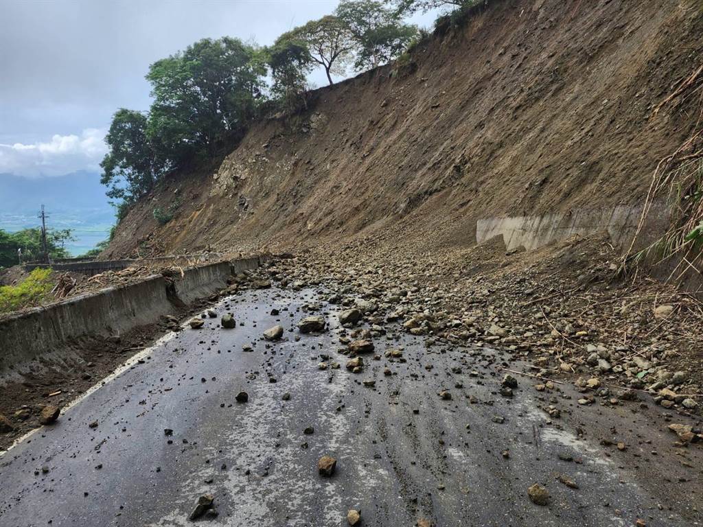 今天一早赤科山6.75公里處又發生第3次崩塌，且仍有崩塌可能，玉里鎮公所正評估雙十連假是否能夠開放通行。 圖：玉里鎮公所/提供（資料照）