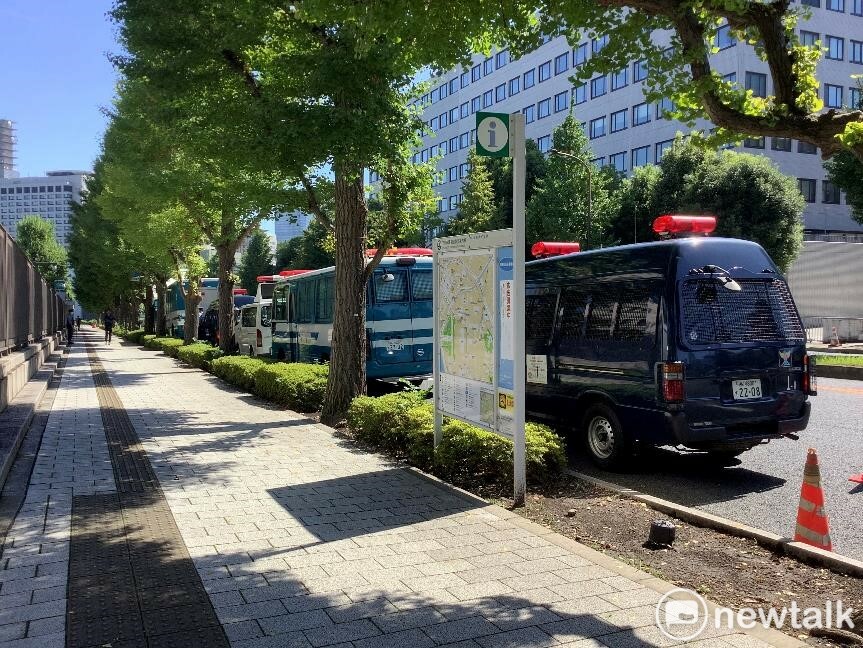 日本近日東京各處警備森嚴，從地方調度相當警力來加強，(圖為25日首相官邸前)。 圖:劉黎兒/攝