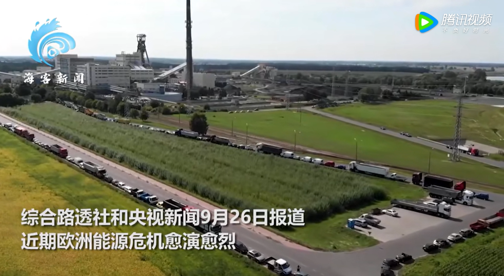 波蘭民眾用客車或卡車排隊購買煤炭。 圖: 翻攝自陸媒《海客新聞》