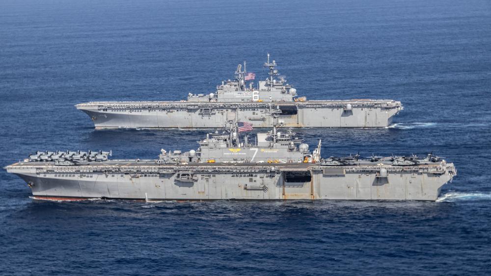 美軍「美利堅級」兩棲突擊艦LHA-6、LHA-7日前在菲律賓聯合操演，罕見同框。 圖：翻攝 U.S. Indo-Pacific Command推特(資料照片)