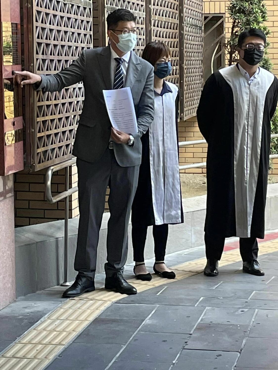 詹晉鑒律師今（26）日前往台北地方法院按鈴申告，指「章孝嚴」改姓「蔣」認領文件不全、涉及特權認領，要求揭露當時文件，以釐清事實真相。 圖：詹晉鑒競辦提供