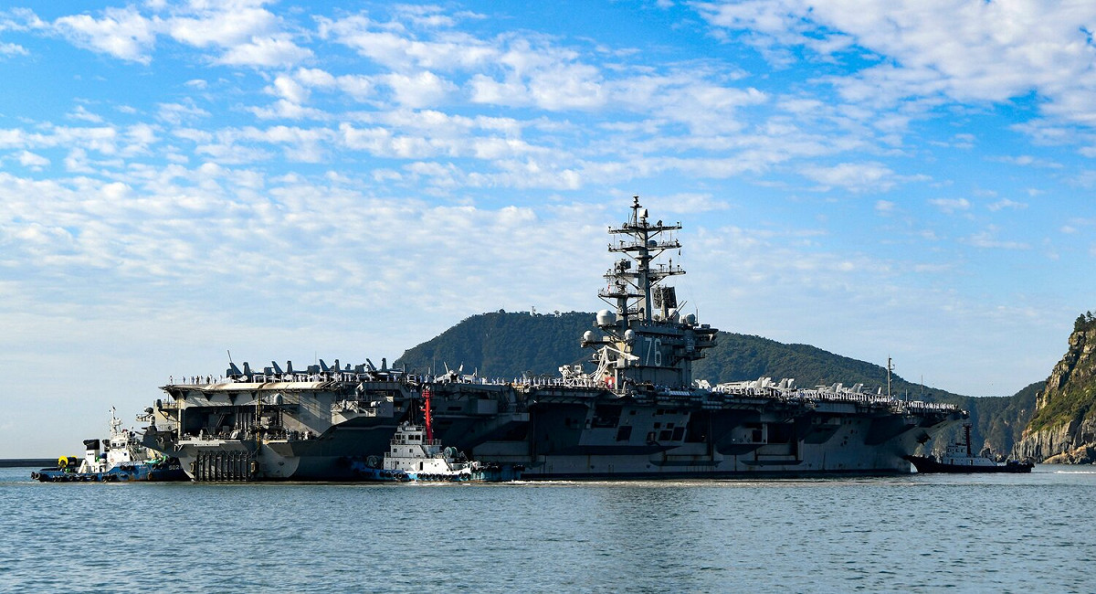 美軍尼米茲級(Nimitz Class)核動力航空母艦「雷根號(CVN-76)」領軍，參與26至29日在朝鮮半島東部海域進行的美韓海上軍演。 圖：翻攝Heo TaeJin推特
