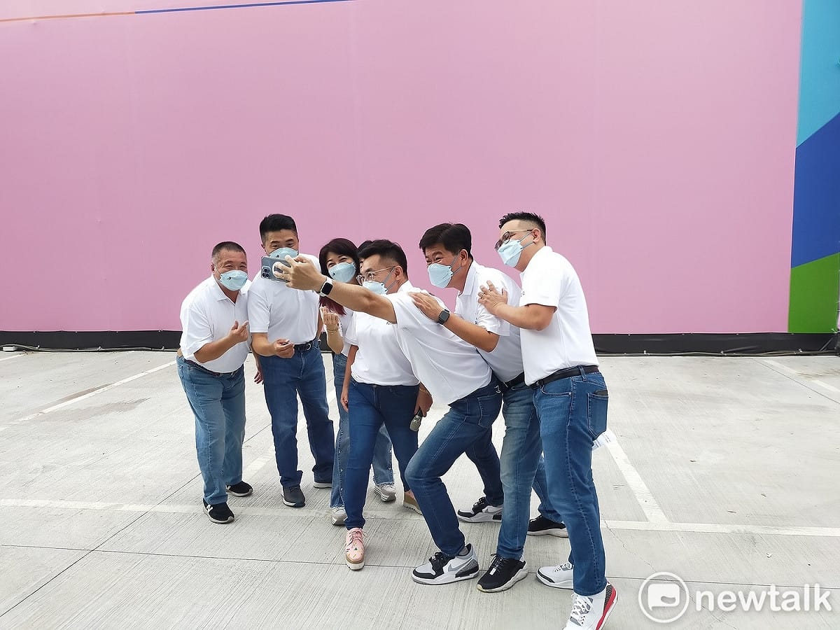 7位總幹事先玩起自拍，歡迎市民來競總打卡。 唐復年/攝