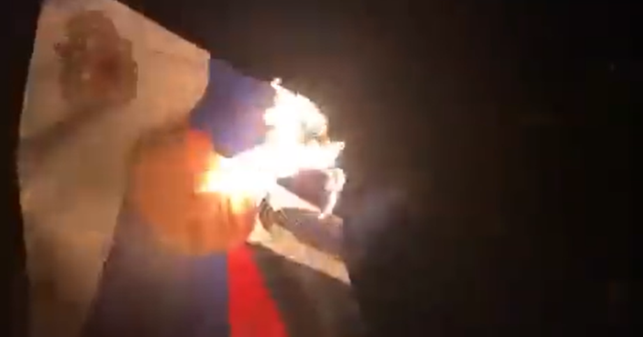 俄羅斯民眾焚燒俄羅斯總統普丁的照片抗議徵兵令。 圖: 翻攝自 Anton Gerashchenko  推特