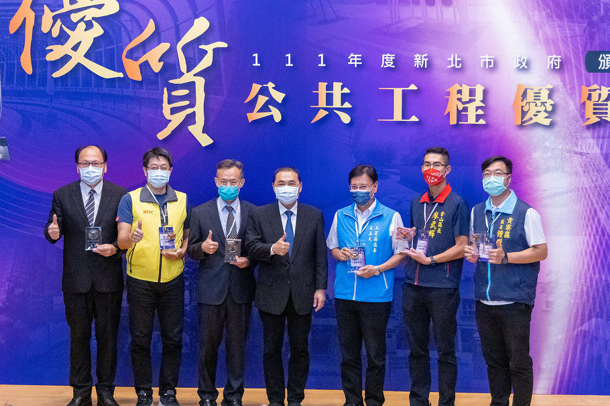 新北市公共工程優質獎頒獎典禮，由市長侯友宜頒發10件得獎工程團隊、3位個人貢獻獎同仁及110年公共工程執行績優機關獎項。 圖：新北市政府／提供