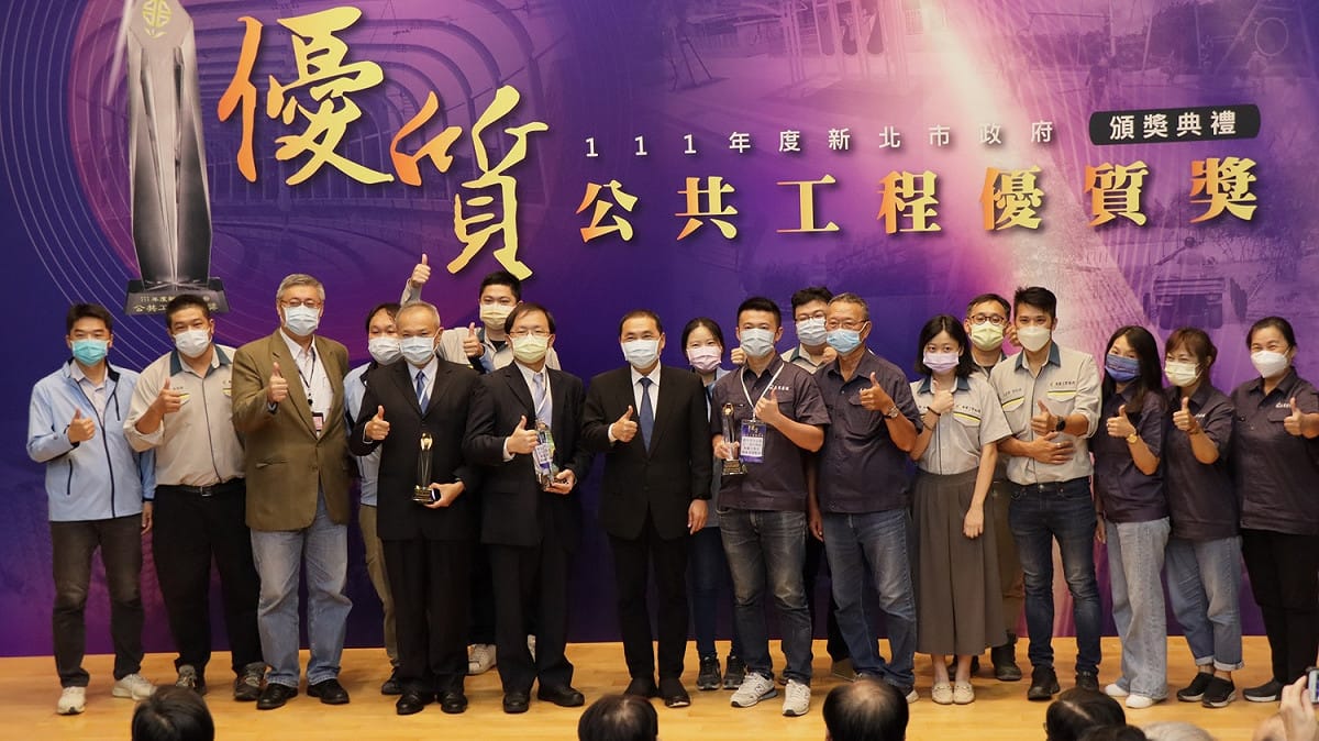 新工處施作汐止區公八公園工程贏得111年度優質獎，得獎單位與侯友宜合影。 圖：新北市工務局提供