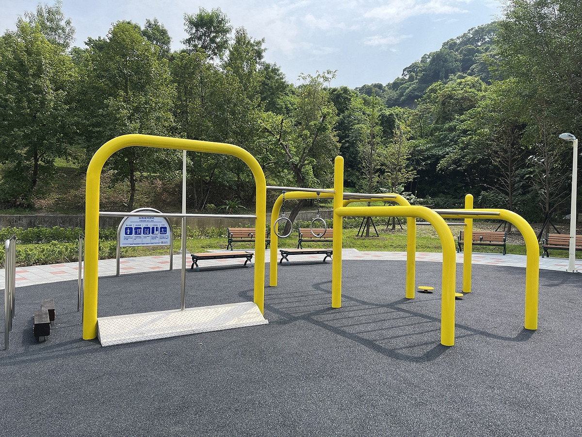 即將於9月30日開放啓用的土城青山公園第3期園區，針對青壯年與年長者配置多功能體健設施，以目前流行的街頭健身運動作為設計發想，運用黃色彎管不同高度的設計，讓年長民眾可以訓練身體各部位關節、肌群及伸展拉筋等運動設施為主。 圖：新北市工務局提供