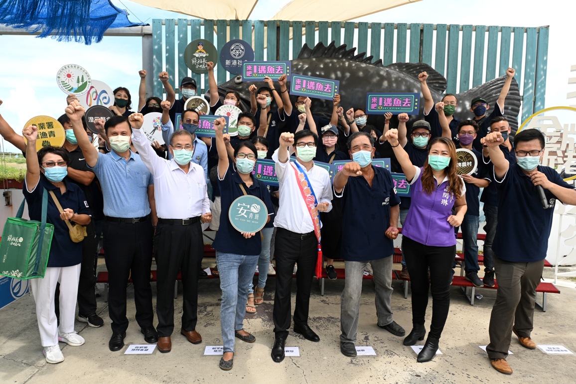 高雄市漁業界大團結力挺陳其邁(前排右四)。 圖：民進黨高雄市黨部提供