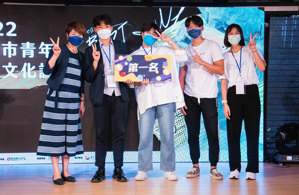 2022新北市青年城市文化論壇學生成果提案，第一名小隊與長龔雅雯（左一）合影。 圖：新北市文化局提供