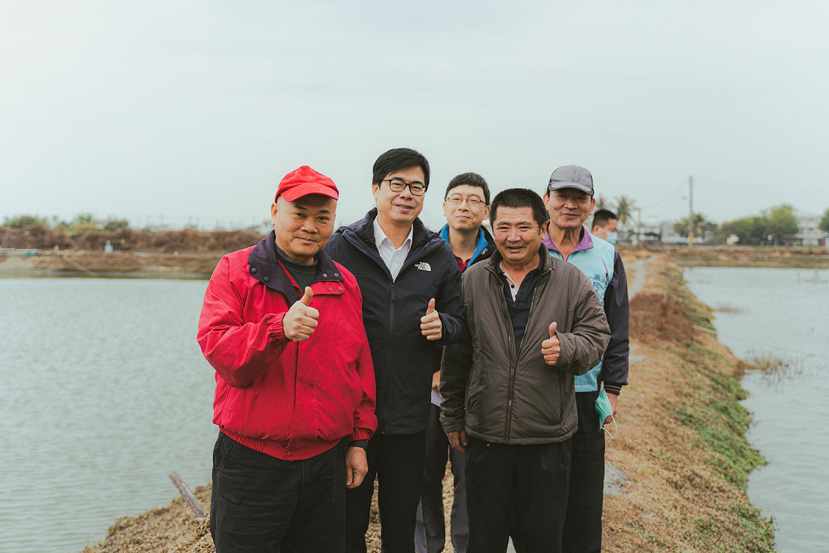 陳其邁(左二)與彌陀漁會總幹事林子清(右二)。 圖：民進黨高雄市黨部提供