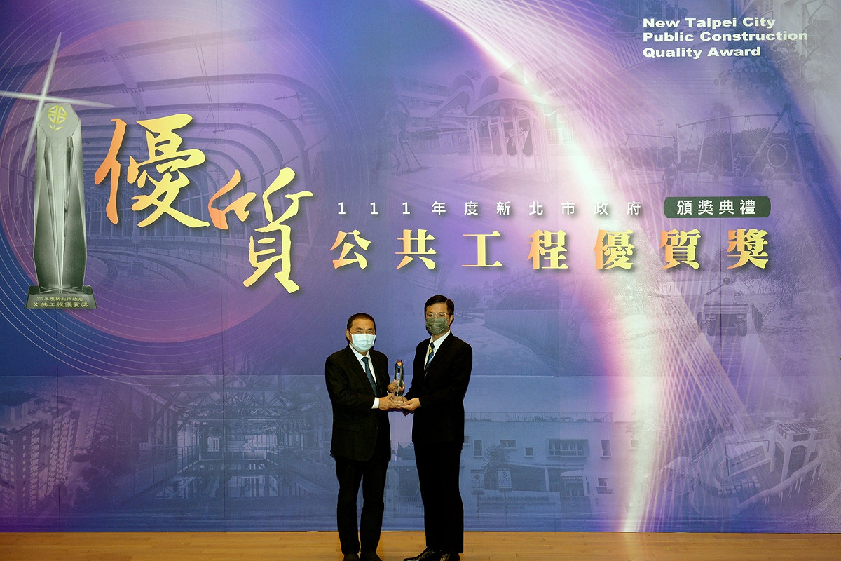 土城員和青年社會社宅獲2022年度新北市政府公共工程優質獎肯定，由城鄉局長黃國峰代表領獎。 圖：新北市城鄉局提供